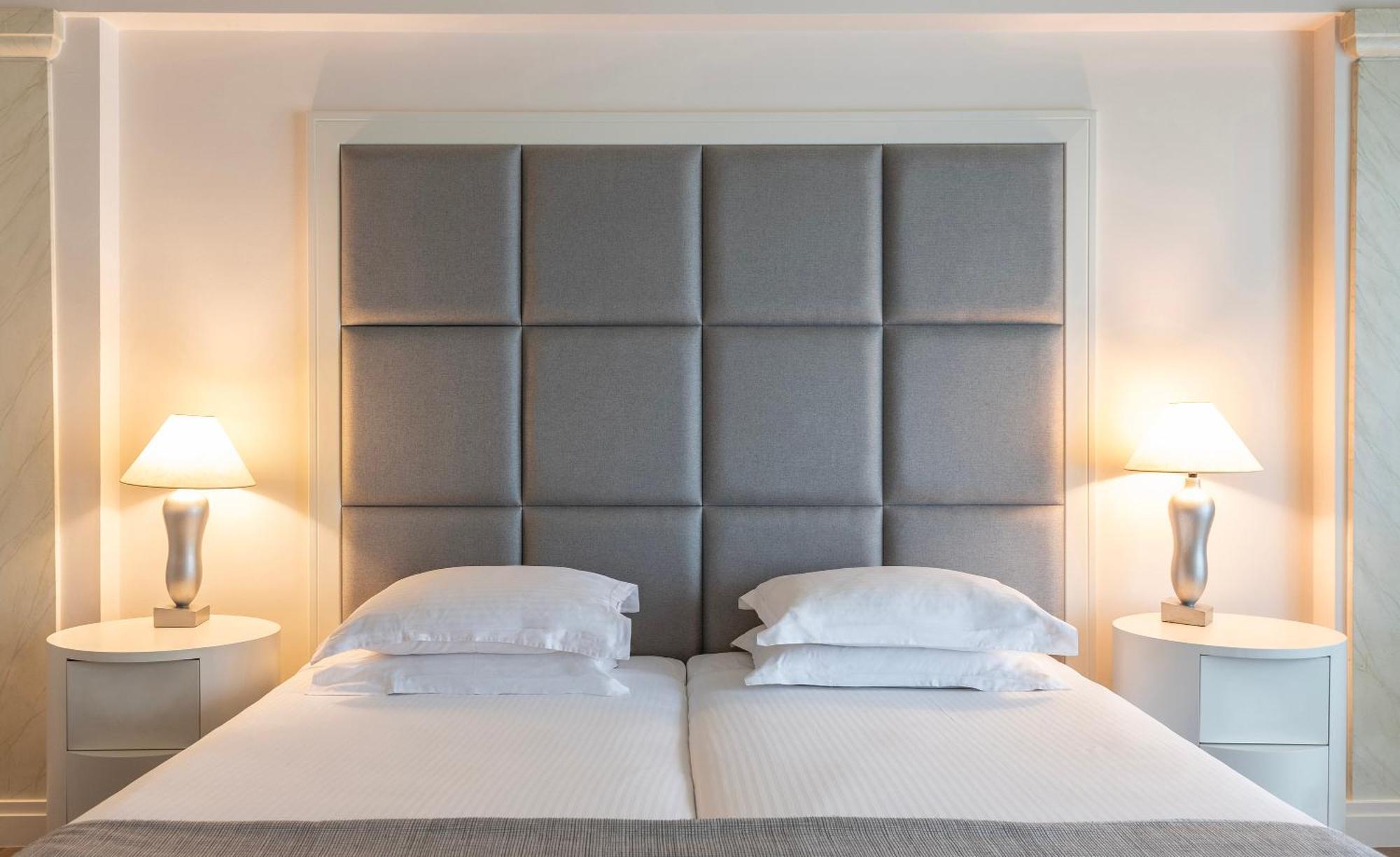 Hotel Njv Athens Plaza Exteriér fotografie A bed with a headboard