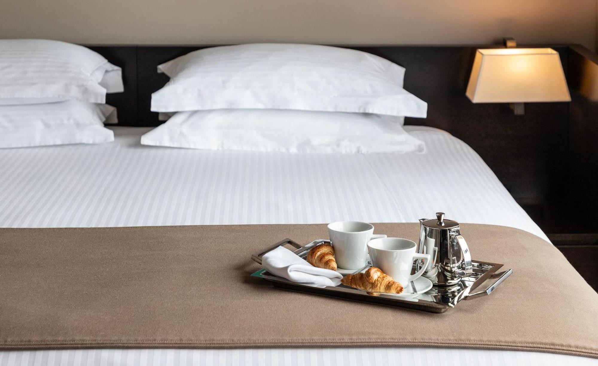 Hotel Njv Athens Plaza Exteriér fotografie Room service tray