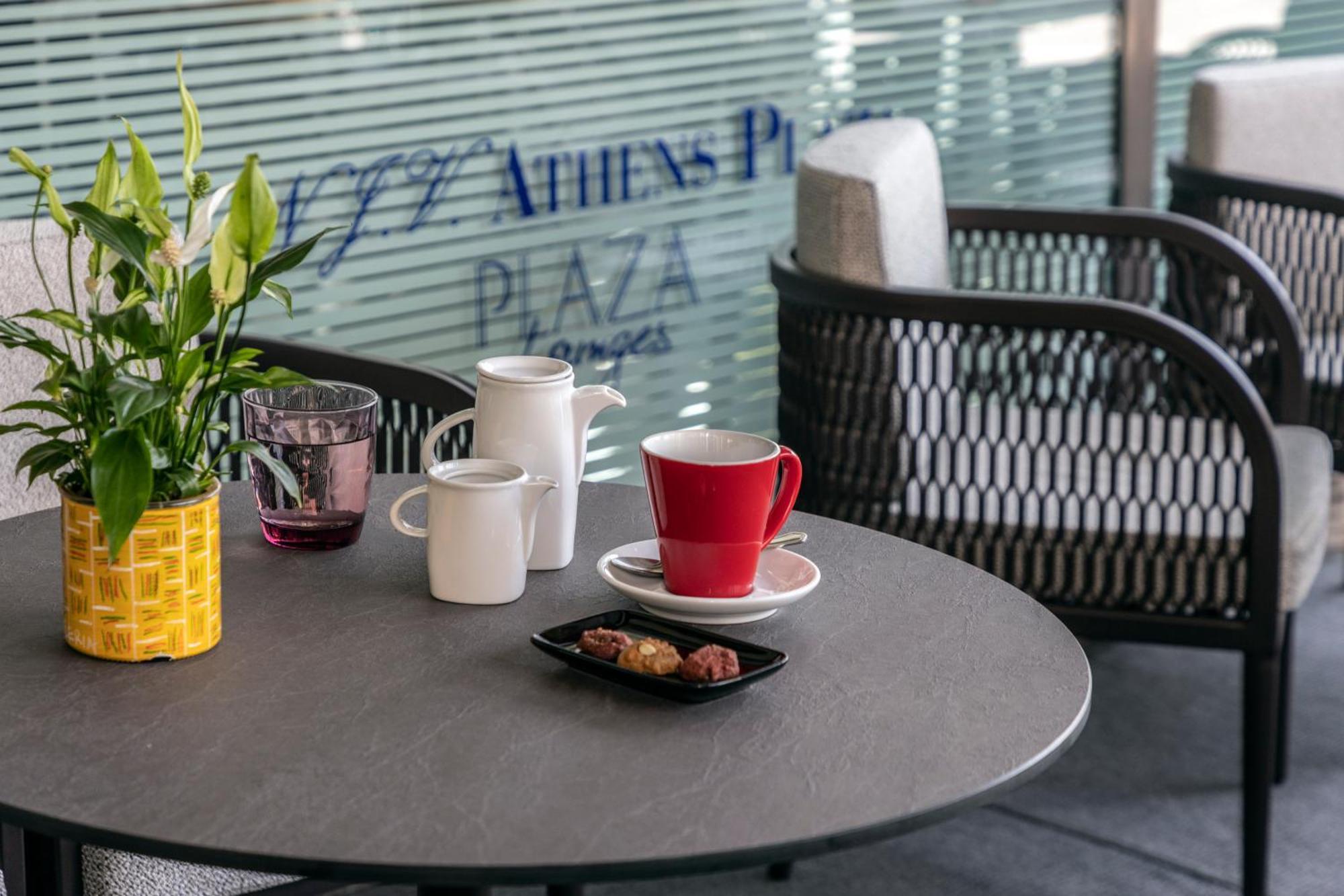 Hotel Njv Athens Plaza Exteriér fotografie A coffee table with a red mug