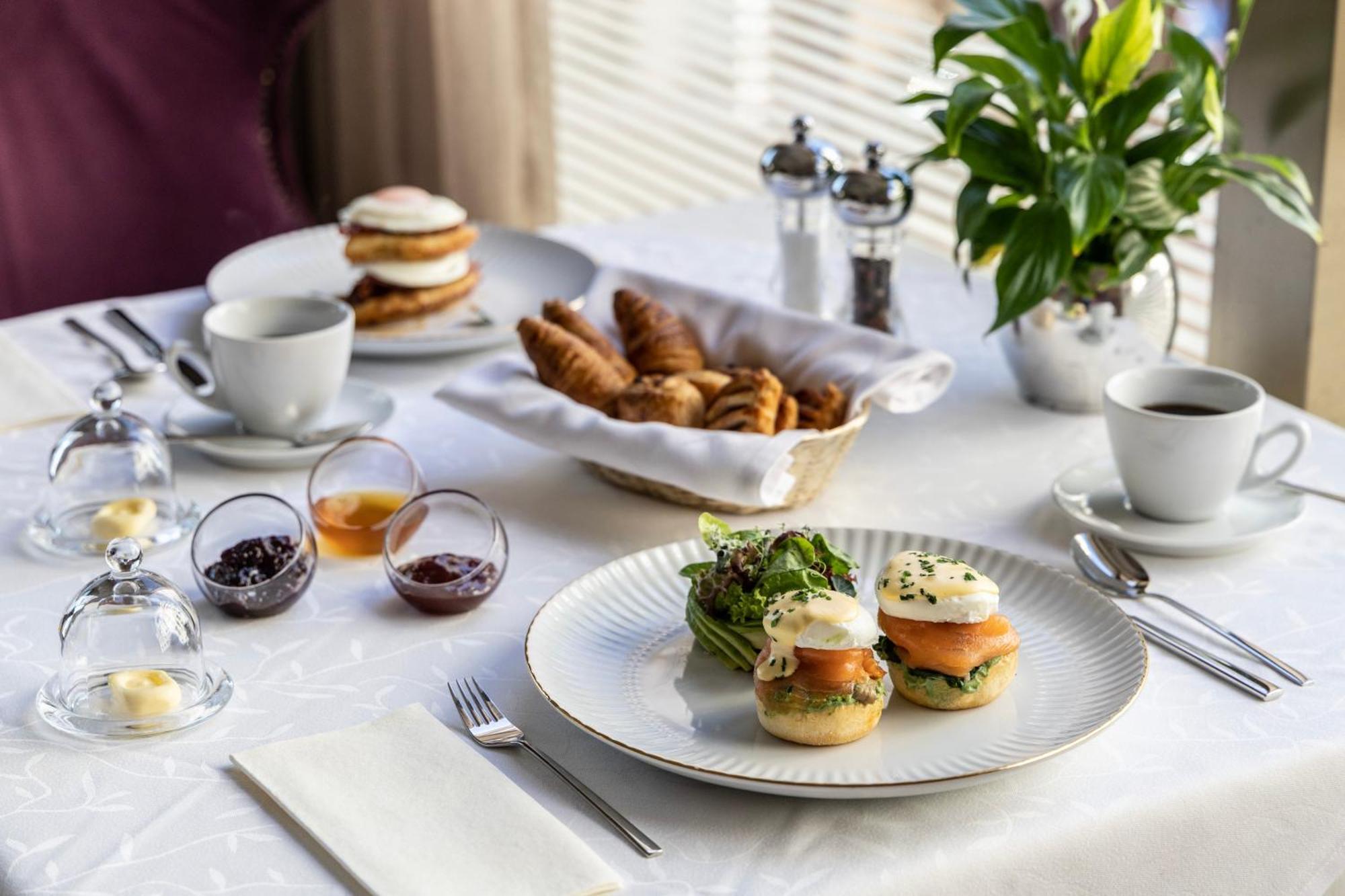 Hotel Njv Athens Plaza Exteriér fotografie A breakfast table with a selection of dishes