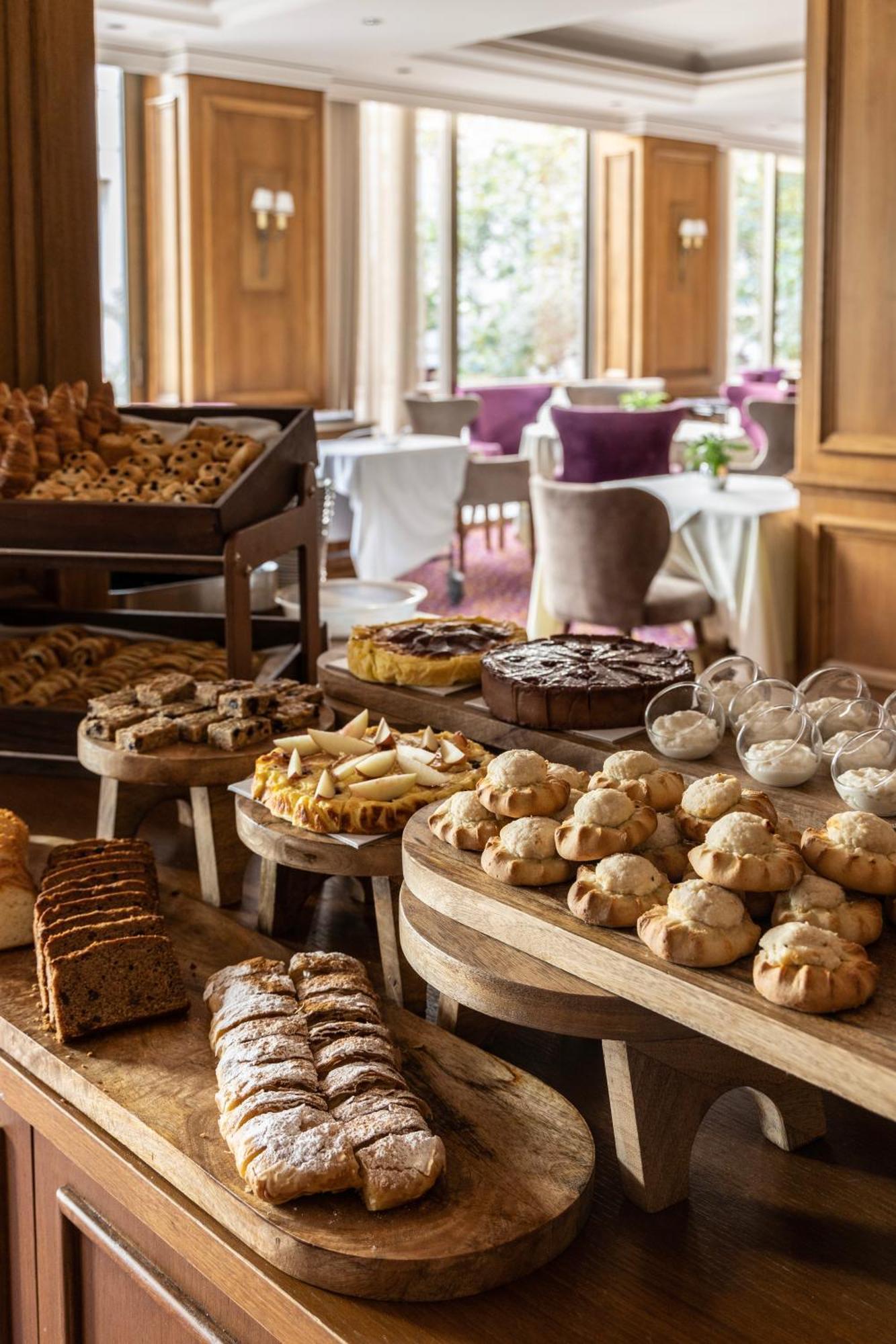 Hotel Njv Athens Plaza Exteriér fotografie A selection of cakes and pastries