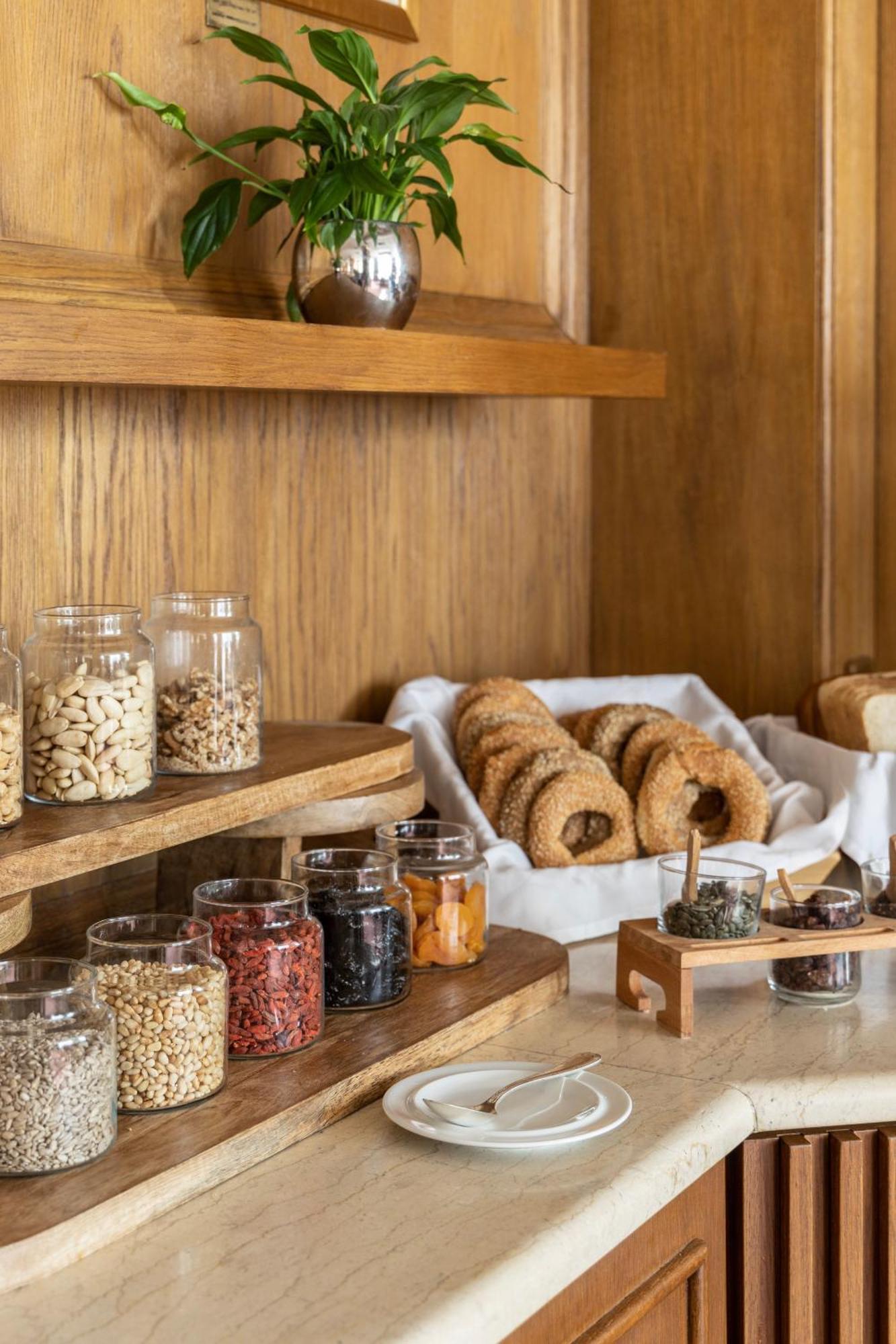 Hotel Njv Athens Plaza Exteriér fotografie Bagels and other breakfast items at a hotel