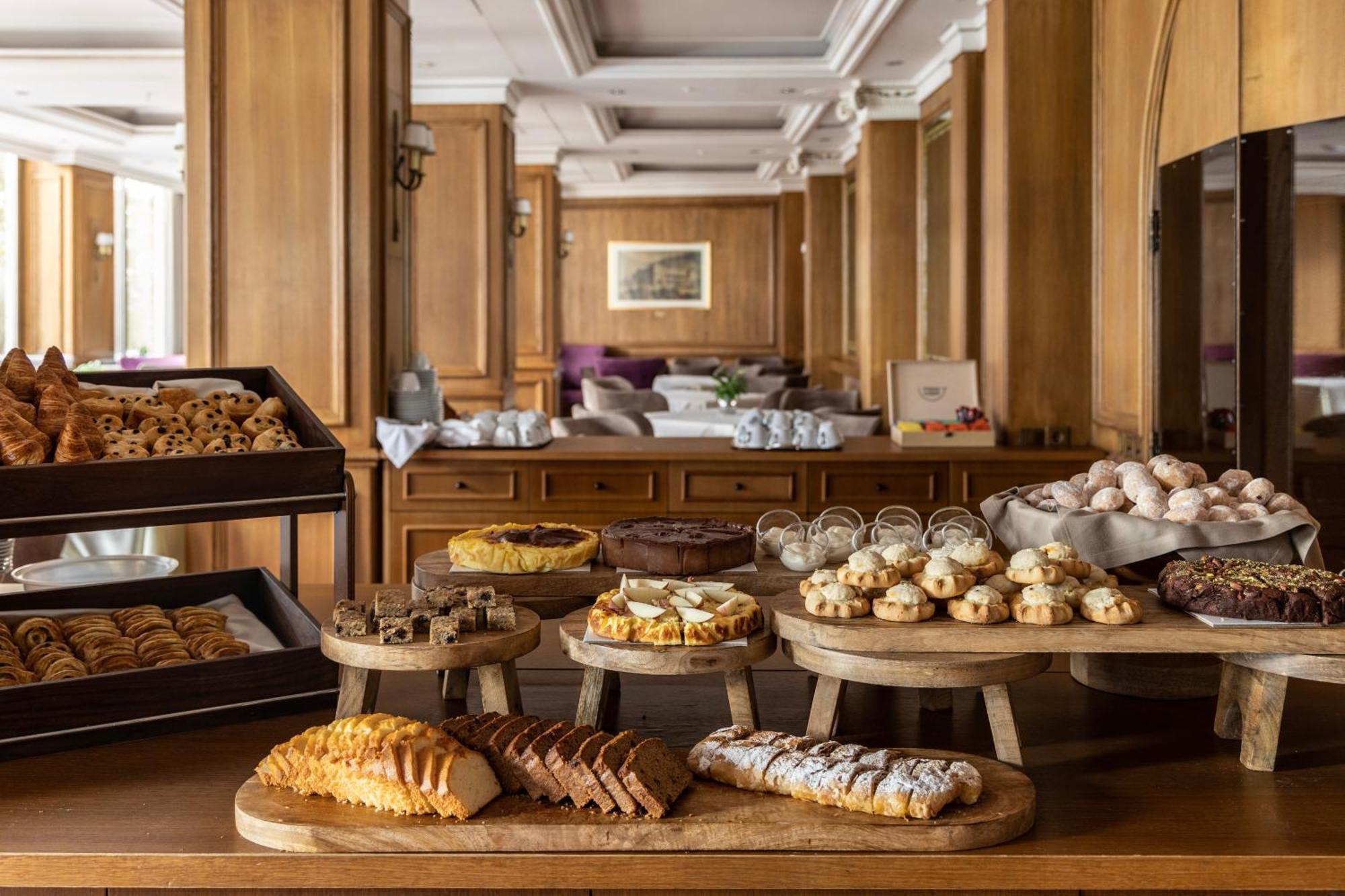 Hotel Njv Athens Plaza Exteriér fotografie A selection of Greek pastries