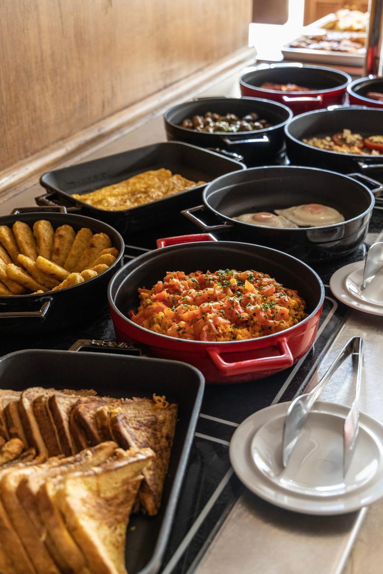 Hotel Njv Athens Plaza Exteriér fotografie A selection of dishes at a buffet