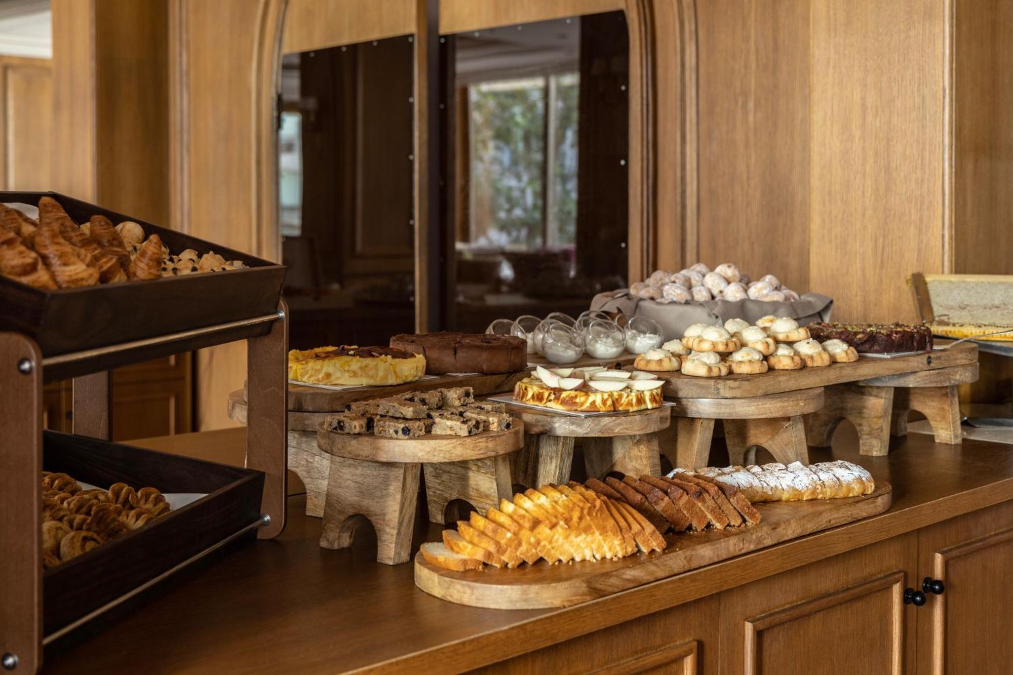 Hotel Njv Athens Plaza Exteriér fotografie A selection of Greek pastries