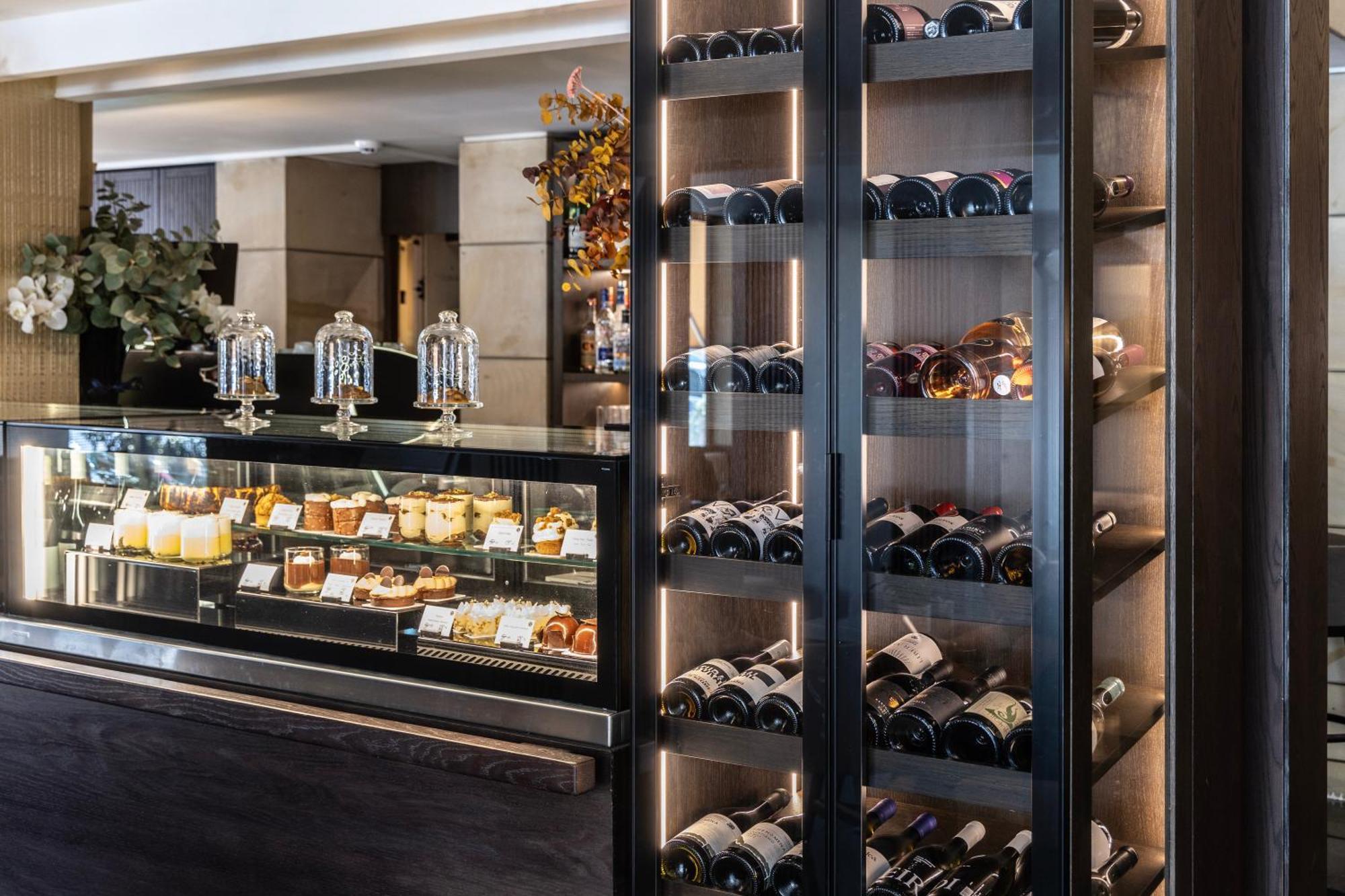 Hotel Njv Athens Plaza Exteriér fotografie Wine display at the hotel