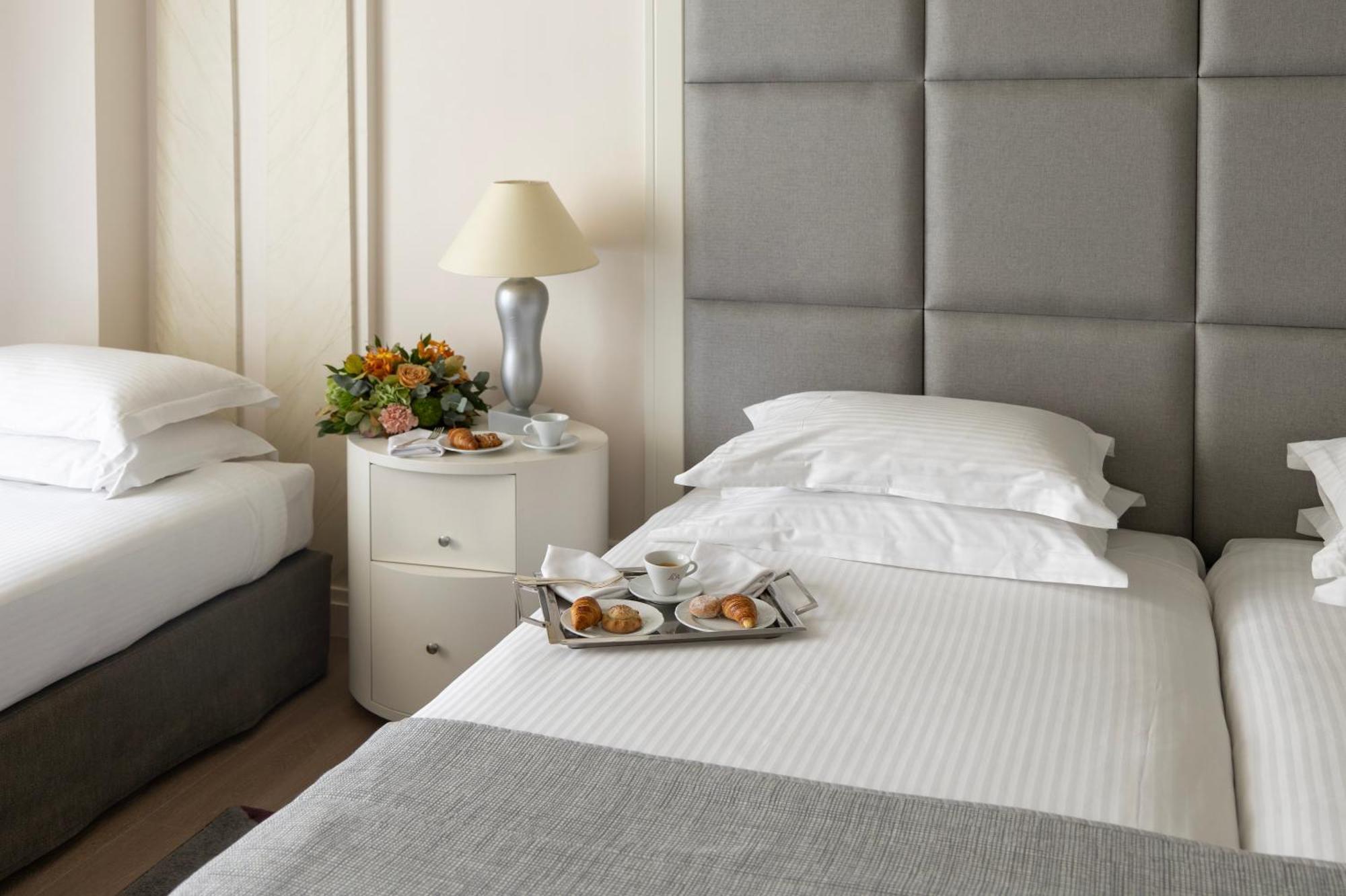 Hotel Njv Athens Plaza Exteriér fotografie A bed with a nightstand